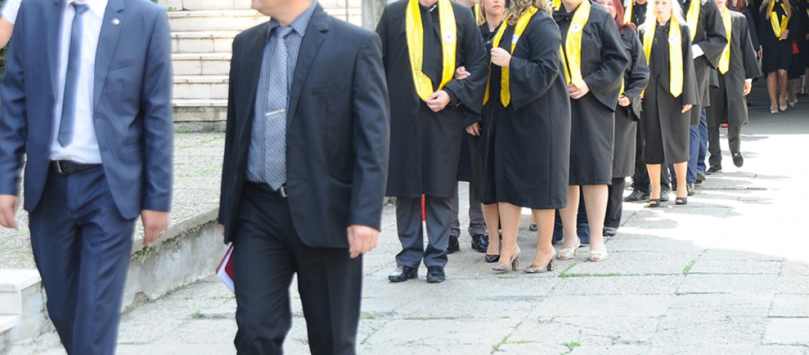 Toca Absolvire in Alba Iulia | Vanzari Robe Absolvire Alba Iulia